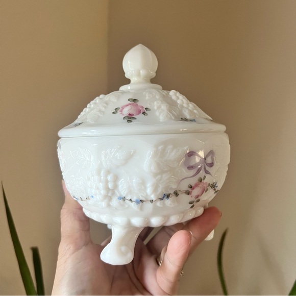 Westmoreland painted milk glass candy dish feminine raised grape motif l… - Picture 2 of 9